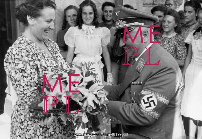 : Winifred Wagner and Robert Ley in Bayreuth, 1941 : Winifred Wagner and Robert Ley in Bayreuth, 1941