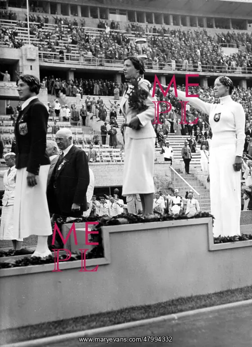 : The winners of the foil fencer, after receiving their : The winners of the foil fencer, after receiving their