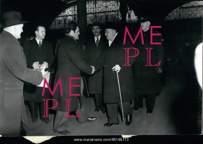 : Winston Churchill and Freddie Mills, Paddington Station : Winston Churchill and Freddie Mills, Paddington Station