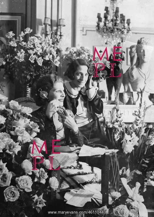: The wives of the French pilots Maurice : The wives of the French pilots Maurice