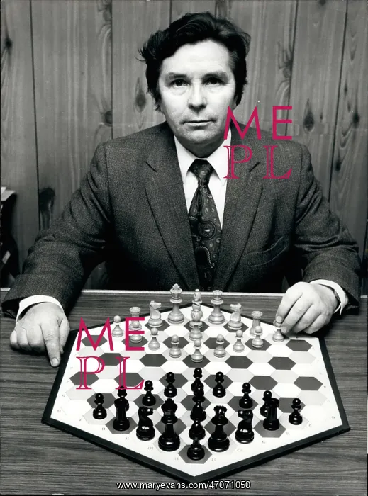 : Wladyslav Glinski with hexagonal chess board, London : Wladyslav Glinski with hexagonal chess board, London