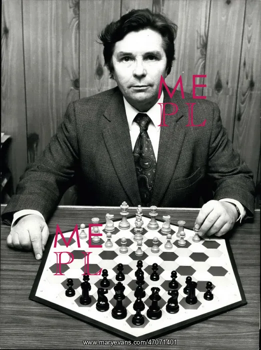 : Wladyslav Glinski with hexagonal chess board, London : Wladyslav Glinski with hexagonal chess board, London