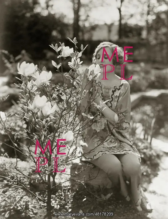 : Woman in the 20s : Woman in the 20s
