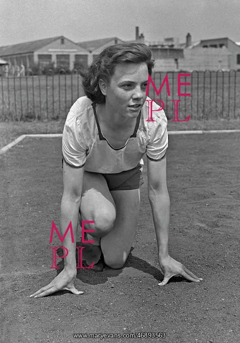 : Woman athlete in starting position : Woman athlete in starting position