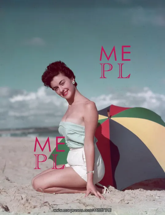 : WOMAN ON BEACH / 1950S : WOMAN ON BEACH / 1950S