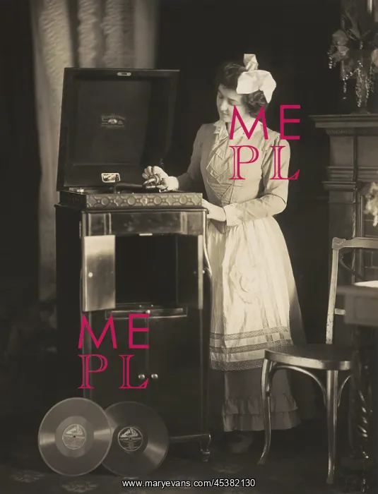 : Woman beginning to play a phonograph in 1908 : Woman beginning to play a phonograph in 1908