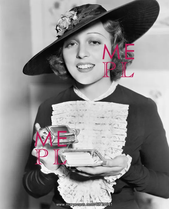  : Woman with cigarette case