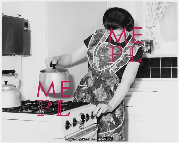 : WOMAN COOKING 1960S : WOMAN COOKING 1960S