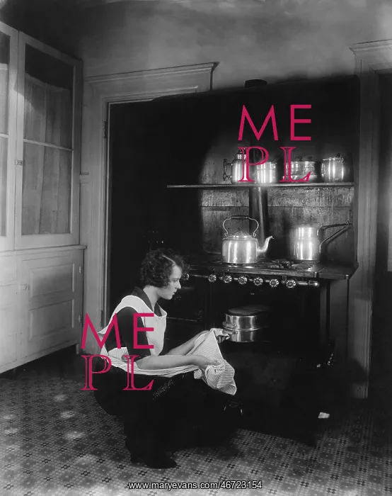  : Woman cooking with oven