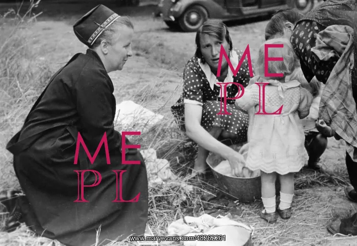 : Woman doing laundry, 1940 : Woman doing laundry, 1940