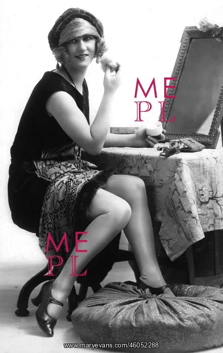  : Woman doing makeup in the 1920s