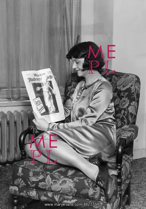 : Woman with an edition of the Muenchner Illustrierte : Woman with an edition of the Muenchner Illustrierte