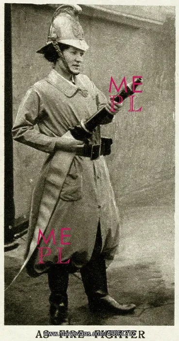 : Woman firefighter during WWI : Woman firefighter during WWI