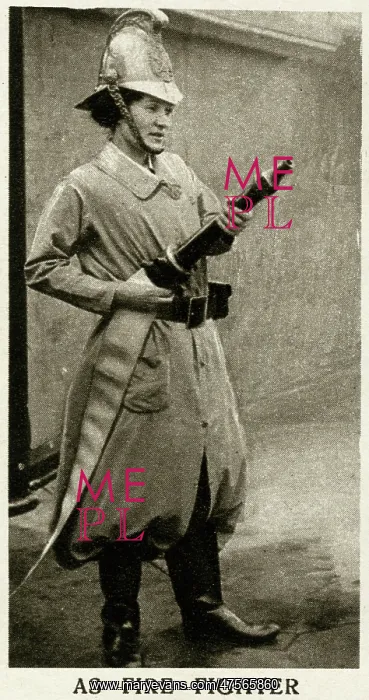 : Woman firefighter during WWI : Woman firefighter during WWI