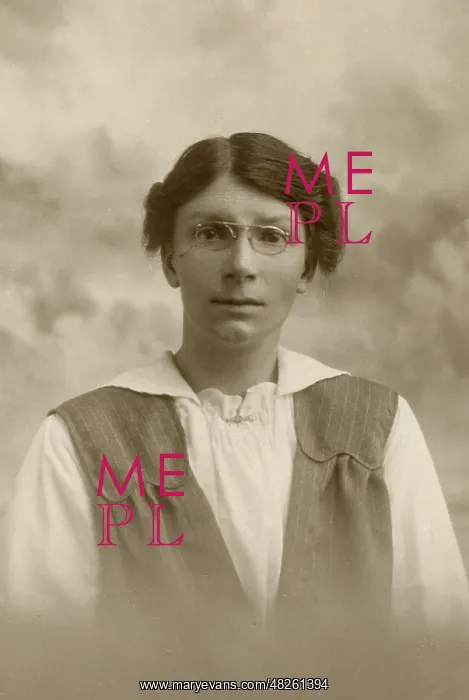 : Woman with funny spectacles : Woman with funny spectacles