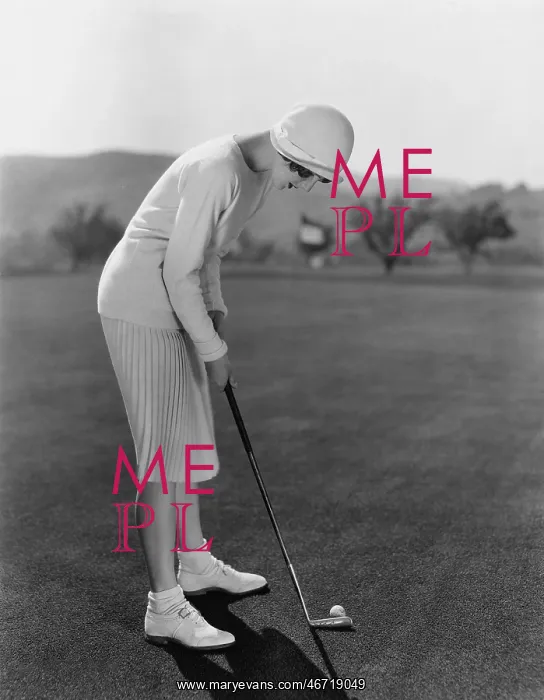 : Woman golfing