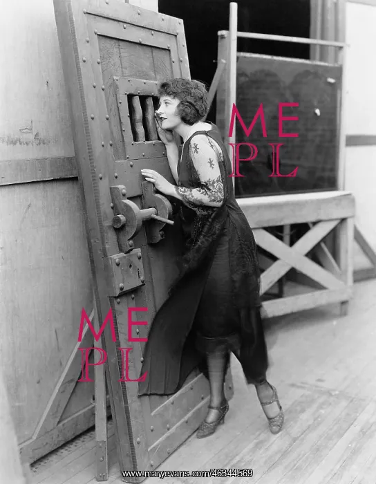 : Woman with heavy door : Woman with heavy door