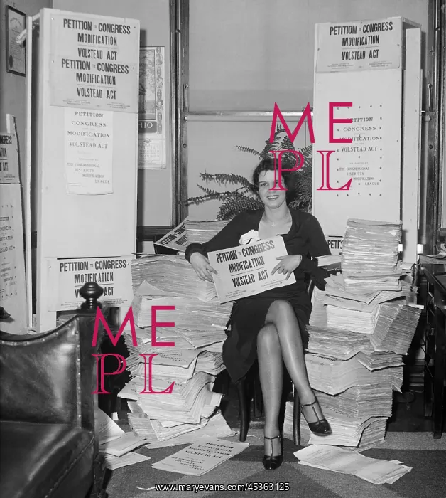 : Woman holding a Petition to Congress / Modification : Woman holding a Petition to Congress / Modification