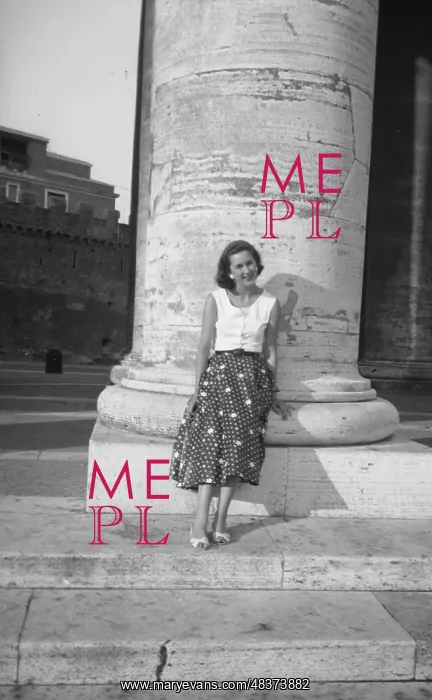  : Woman leans against pillar