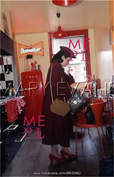 : WOMAN LIGHTS UP 1940S : WOMAN LIGHTS UP 1940S