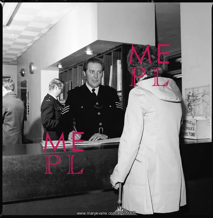 : WOMAN MAKING REPORT : WOMAN MAKING REPORT