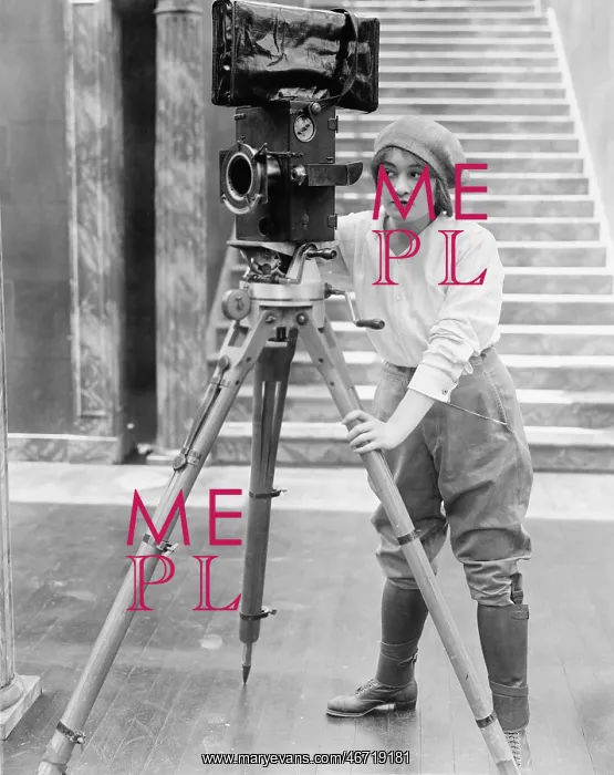 : Woman operating movie camera : Woman operating movie camera