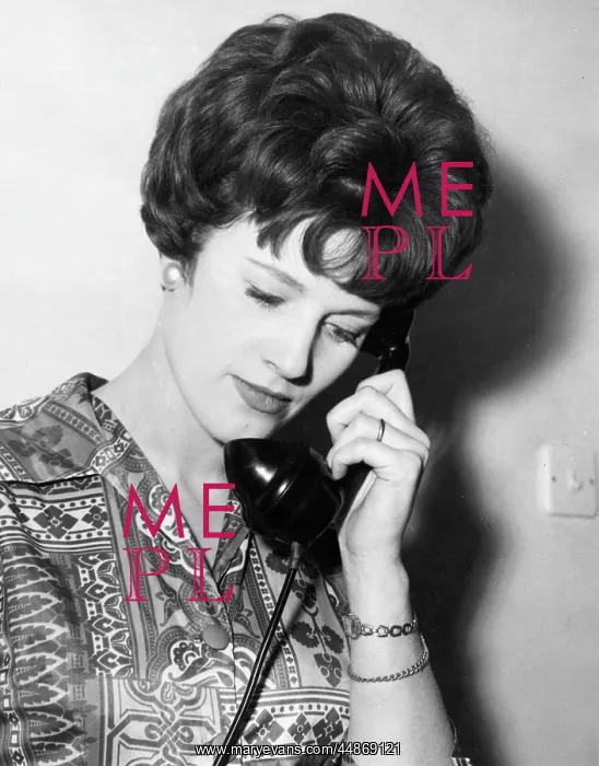  : WOMAN ON PHONE /  1970S