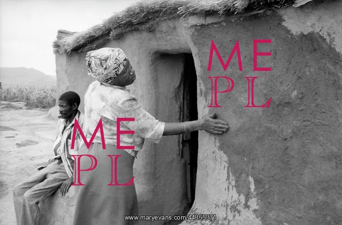 : Woman plastering walls with mud. Daggakraal was an : Woman plastering walls with mud. Daggakraal was an