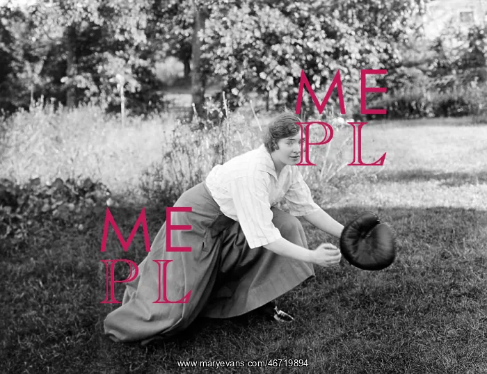 : Woman playing baseball : Woman playing baseball