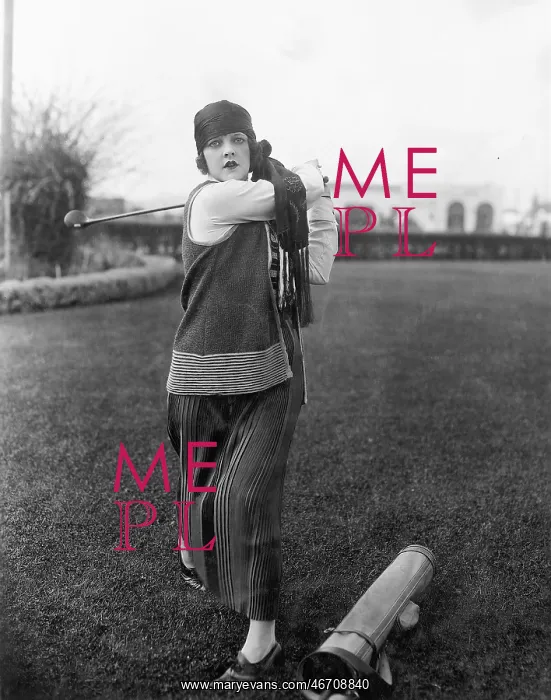 : Woman playing golf : Woman playing golf