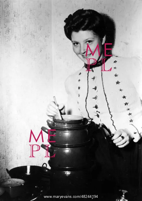 : Woman with pot tower, 1944 : Woman with pot tower, 1944