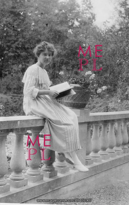  : Woman reading a book