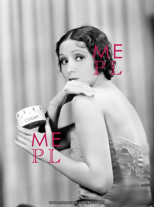 : Woman rubbing cream into her shoulder : Woman rubbing cream into her shoulder