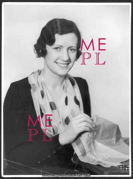 : WOMAN SEWS PAPER PATTERN : WOMAN SEWS PAPER PATTERN