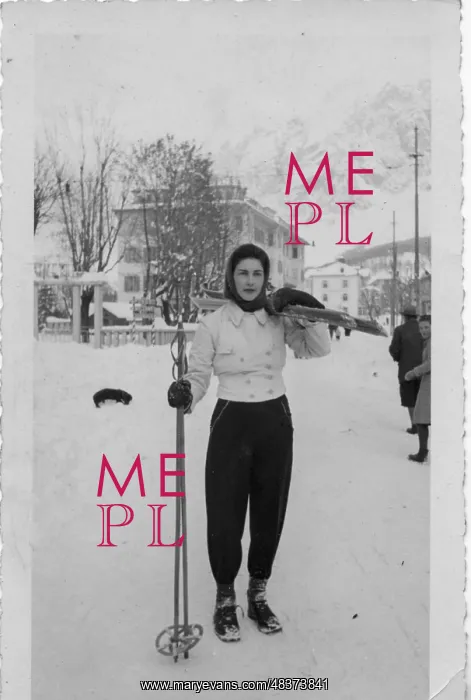  : Woman skiing in Italy