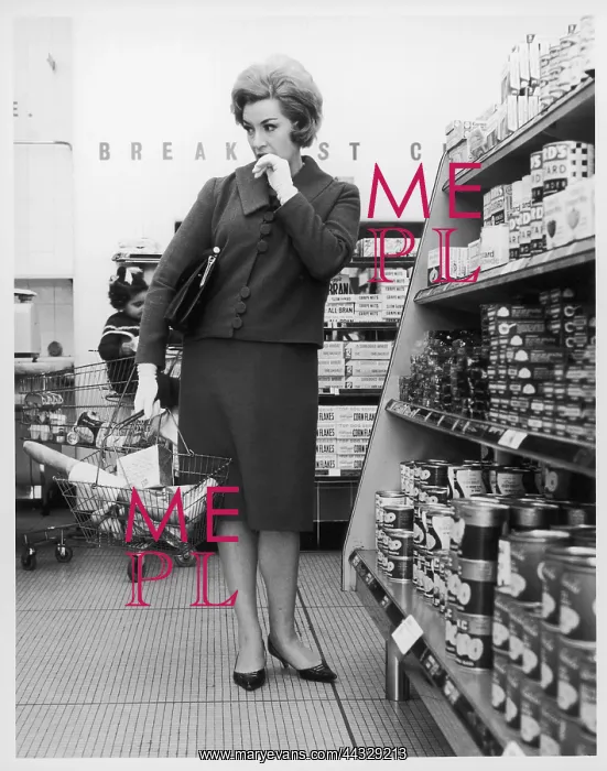 : WOMAN IN A SUPERMARKET : WOMAN IN A SUPERMARKET