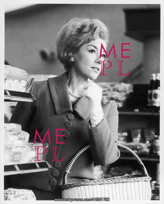 : WOMAN IN A SUPERMARKET : WOMAN IN A SUPERMARKET