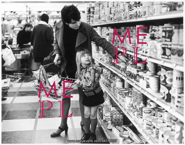  : WOMAN IN A SUPERMARKET