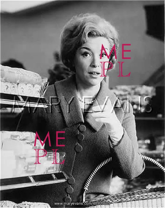 : WOMAN IN A SUPERMARKET : WOMAN IN A SUPERMARKET