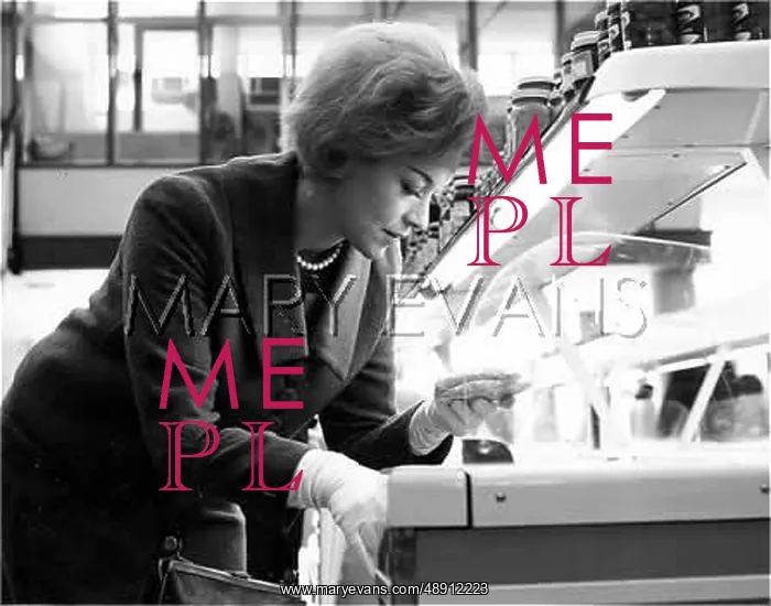 : WOMAN IN A SUPERMARKET : WOMAN IN A SUPERMARKET