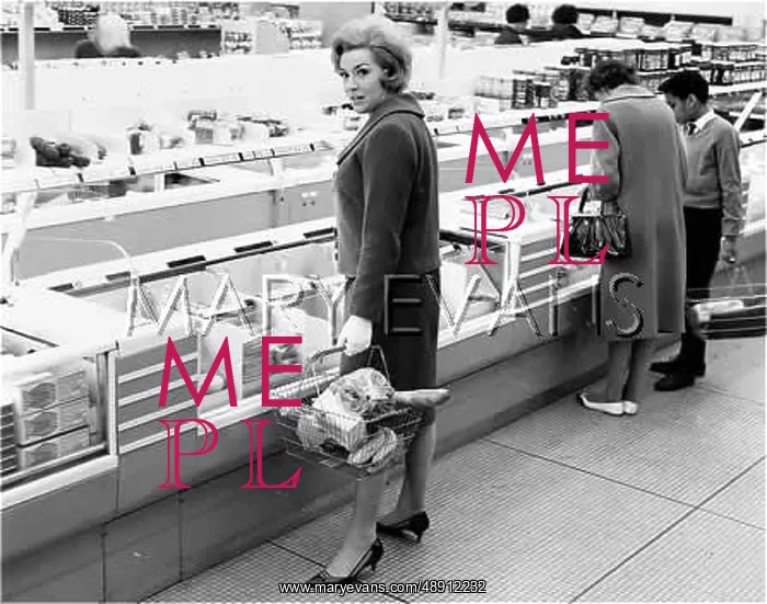 : WOMAN IN A SUPERMARKET : WOMAN IN A SUPERMARKET