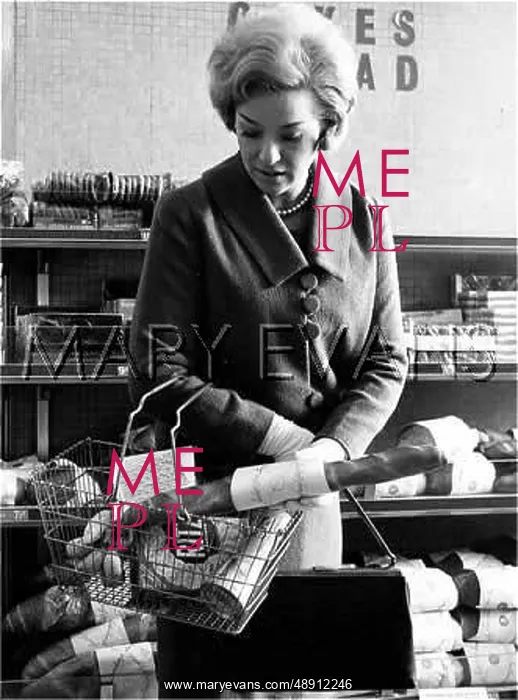 : WOMAN IN A SUPERMARKET : WOMAN IN A SUPERMARKET