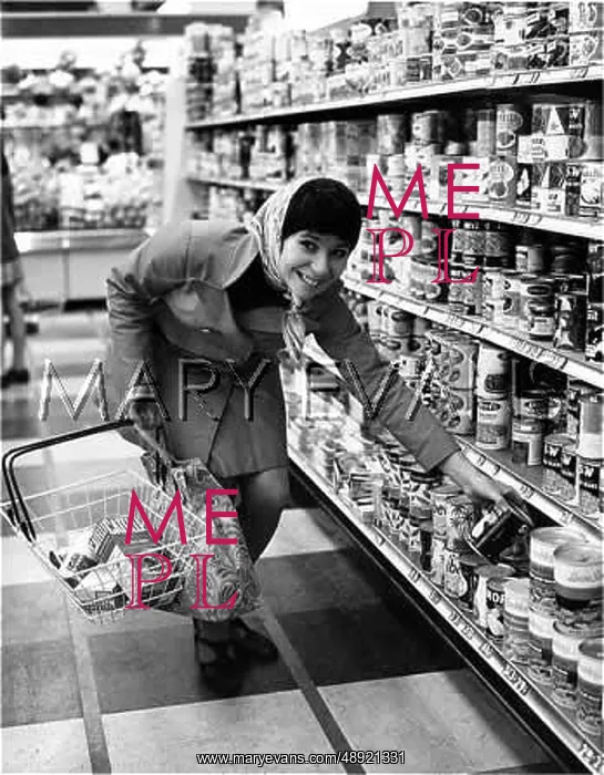  : WOMAN IN A SUPERMARKET