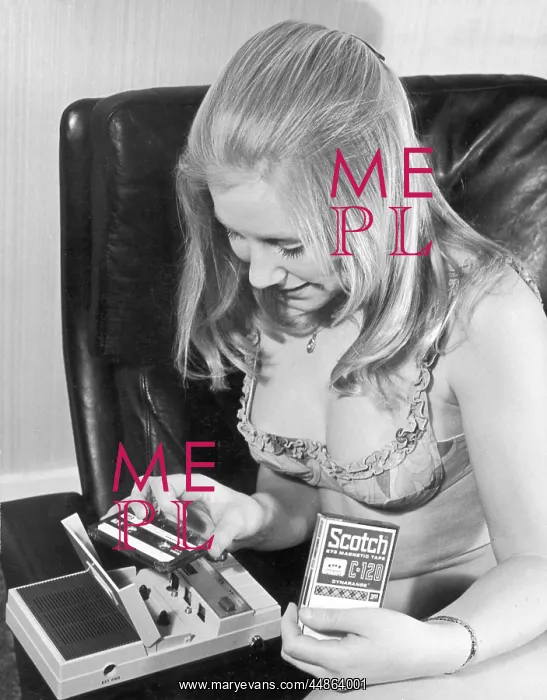  : WOMAN / TAPE PLAYER