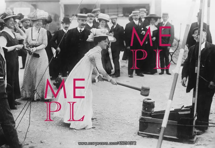 : Woman at the Test your strength!, 1910 : Woman at the Test your strength!, 1910