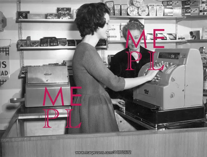 : WOMAN USES CASH REGISTER : WOMAN USES CASH REGISTER