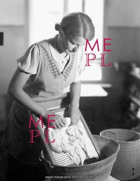 : Woman while washing, 30's : Woman while washing, 30's