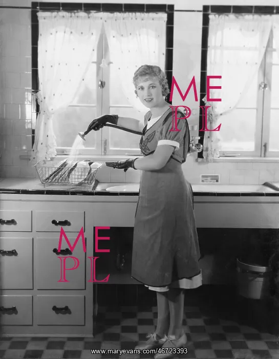  : Woman washing dishes