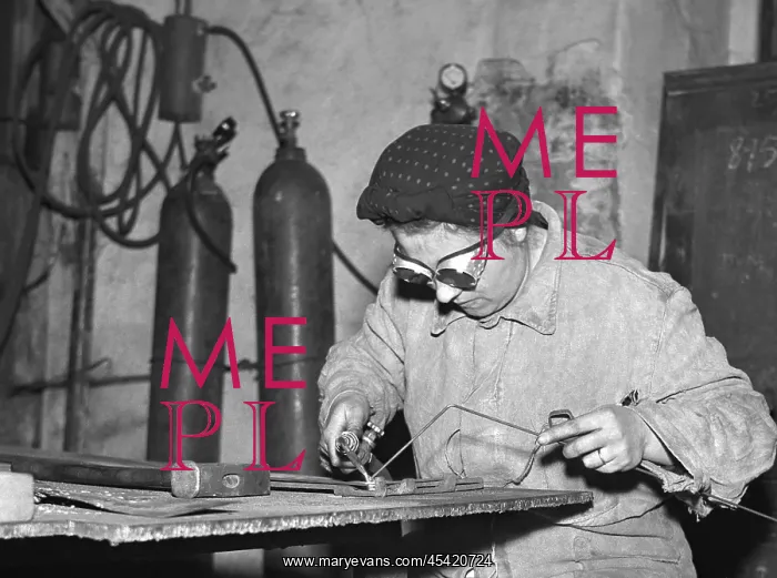  : Woman welder