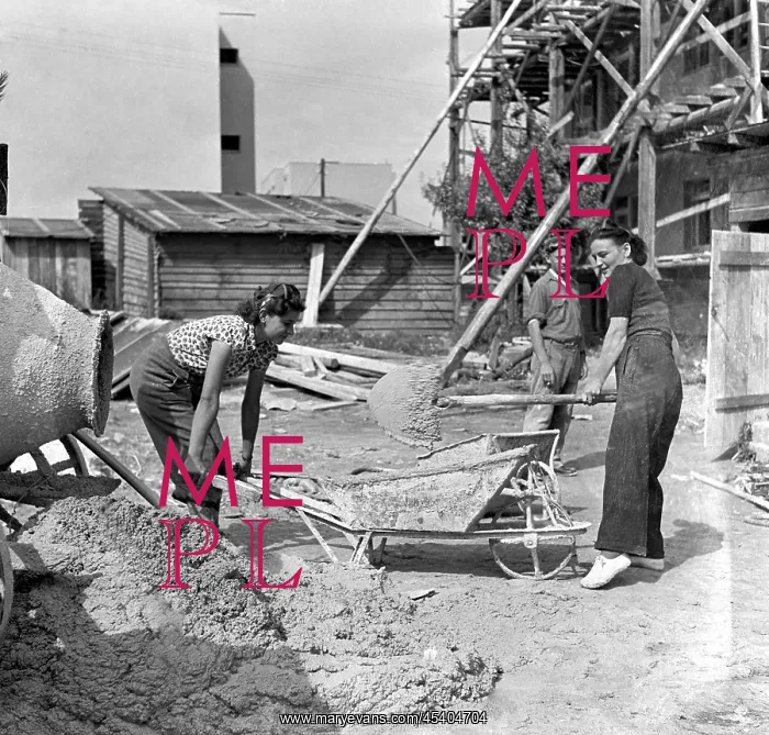  : Woman work in construction